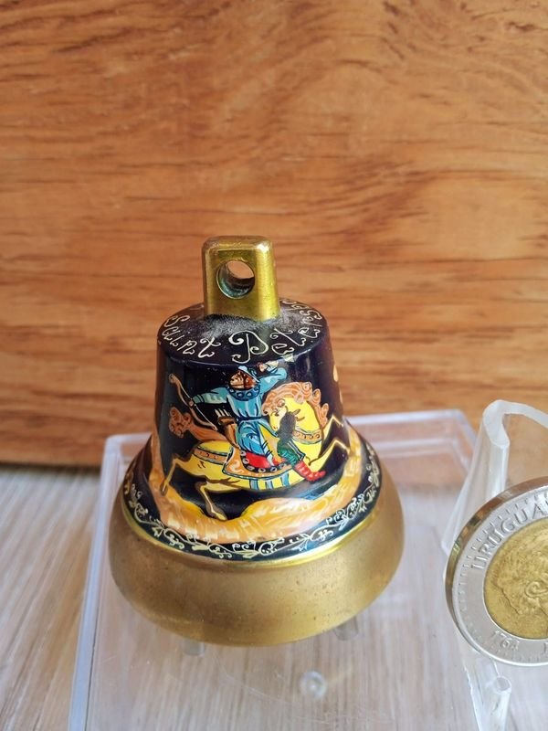 Lote siguiente: Campana Rusa en Bronce y Esmalte con Badajo y Escenas Tradicionales