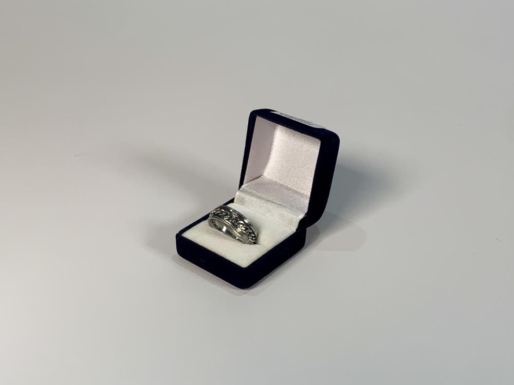 Anillo de Fantasía Plateado con Diseño de Eslabones