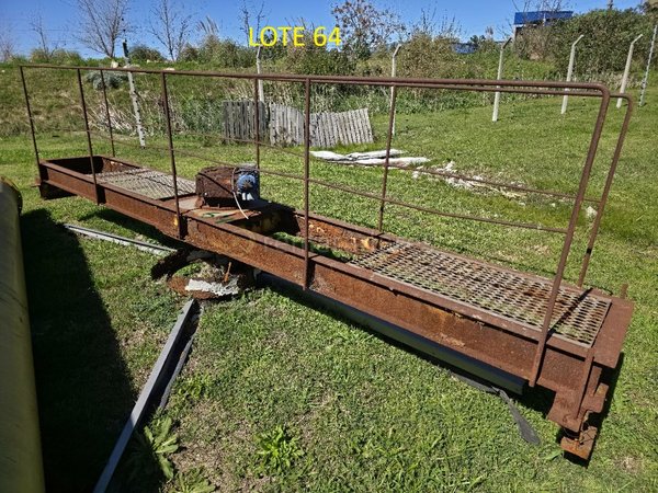 Plataforma Metálica Industrial Oxidada con Escalera