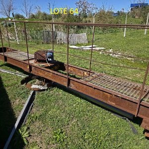 Lote siguiente: Plataforma Metálica Industrial Oxidada con Escalera
