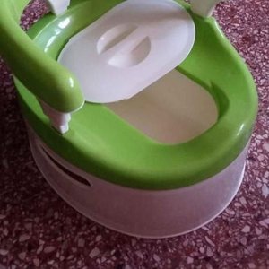 Lote siguiente: Inodoro portátil con respaldo tapa y interior extraible verde y blanco