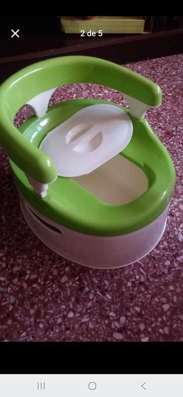 Inodoro portátil con respaldo tapa y interior extraible verde y blanco