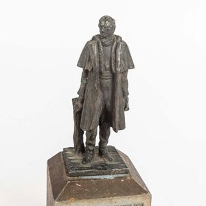 Alcancia de metal del Banco de la República Oriental del Uruguay homenaje a Artigas en el Bicentenario de su nacimiento 1764-1964. - Medidas: alto 21 cm - imagen 2