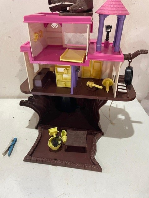 Dulce hogar de muñeca con árbol y carruaje - imagen 3