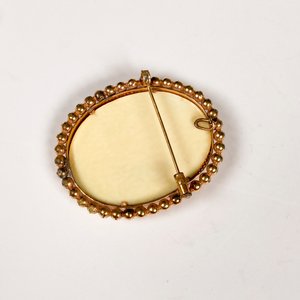 Prendedor Camafeo con Borde Dorado Estilo Clásico - imagen 4