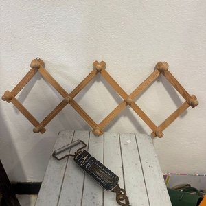 Lote siguiente: Perchero de Madera Expandible y Balanza Antigua de Viaje