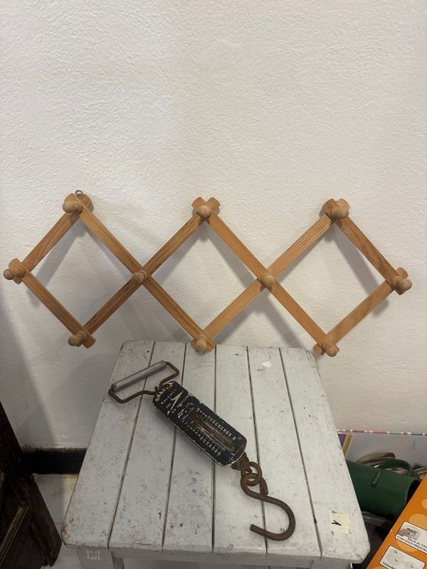 Perchero de Madera Expandible y Balanza Antigua de Viaje