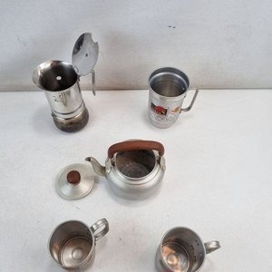 Pava, Cafetera Italiana y Jarras de Metal con Logos - imagen 3