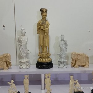 Lote de Adornos Orientales y Variados: Figuras, Elefantes, Floreros y Vasijas en Hueso, Piedra y Loza - imagen 3