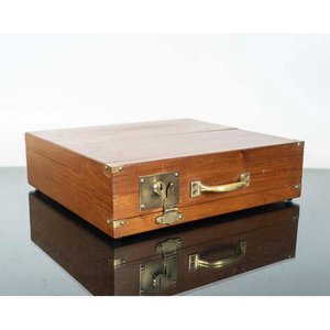 Caja de Madera Antigua con Manija de Bronce y Cerradura - imagen 1