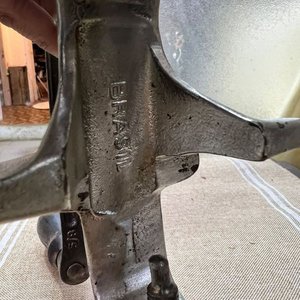 Picadora de Carne Antigua Manual Marca Eagle con Manivela de Madera - imagen 6