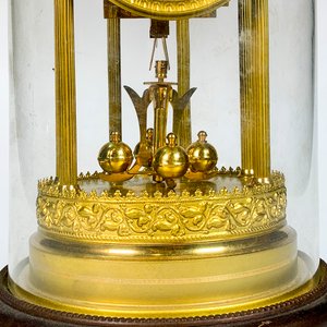 Reloj de Sobremesa Dorado con Redoma de Vidrio y Esfera Esmaltada - imagen 2