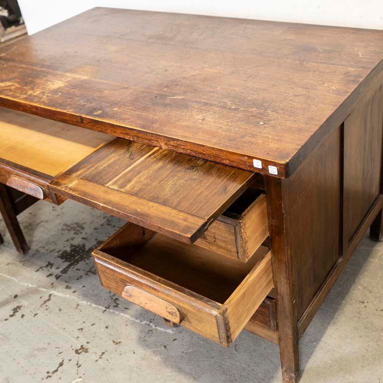 Escritorio y silla de madera con detalles en la superficie - imagen 2