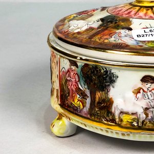Centro de Porcelana Italiana Capodimonte con Tapa y Figuras Escénicas - imagen 3