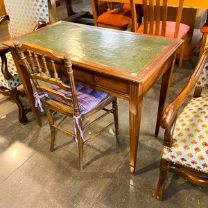 Escritorio Antiguo Estilo Oriental con Cajones y Decoración Dorada - imagen 1