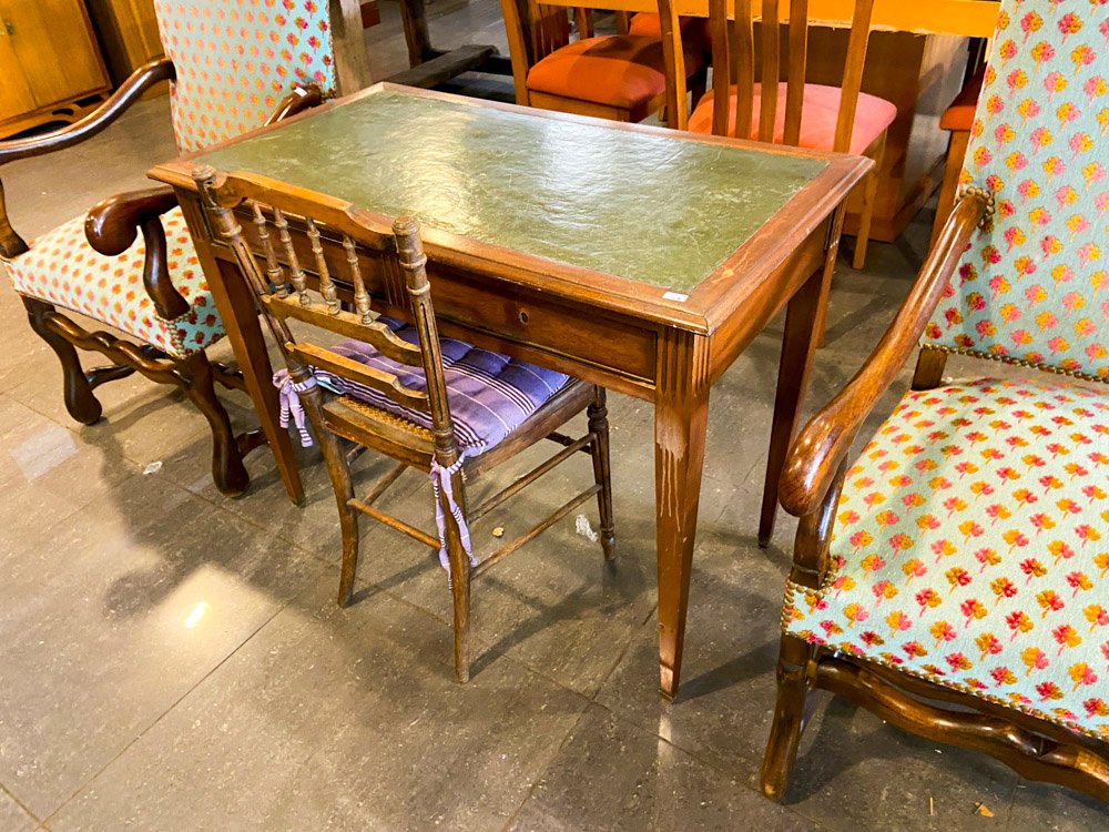 Escritorio Antiguo Estilo Oriental con Cajones y Decoración Dorada