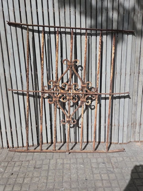 Antigua Reja de Hierro Forjado con Diseño Ornamental - imagen 1