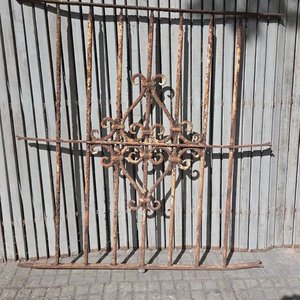 Antigua Reja de Hierro Forjado con Diseño Ornamental - imagen 1