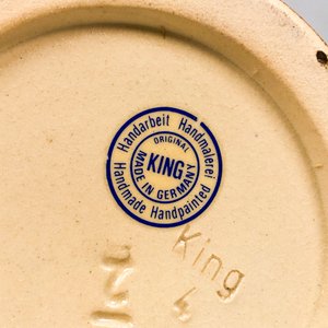 Jarra de Cerveza Alemana de Porcelana "King", Pintada a Mano, con Tapa Metálica - imagen 4