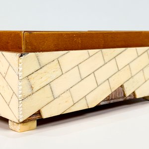 Cofre Rectangular de Madera y Marfilina con Faltantes - imagen 3