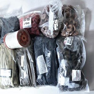 Lote de Mil Botones, Cierres y Rollo Elástico para Manualidades y Costura - imagen 3