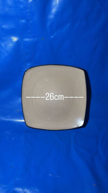 Platos de porcelana blanca en estantería azul - imagen 3