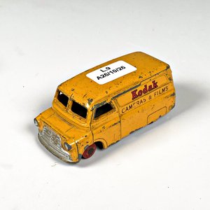 Dos autos de metal Dinky Toys ingleses: Ambulancia y Furgón Kodak - imagen 4