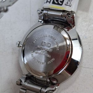 Reloj de Pulsera Q&Q Quartz Plateado con Cuadrante Blanco - imagen 3