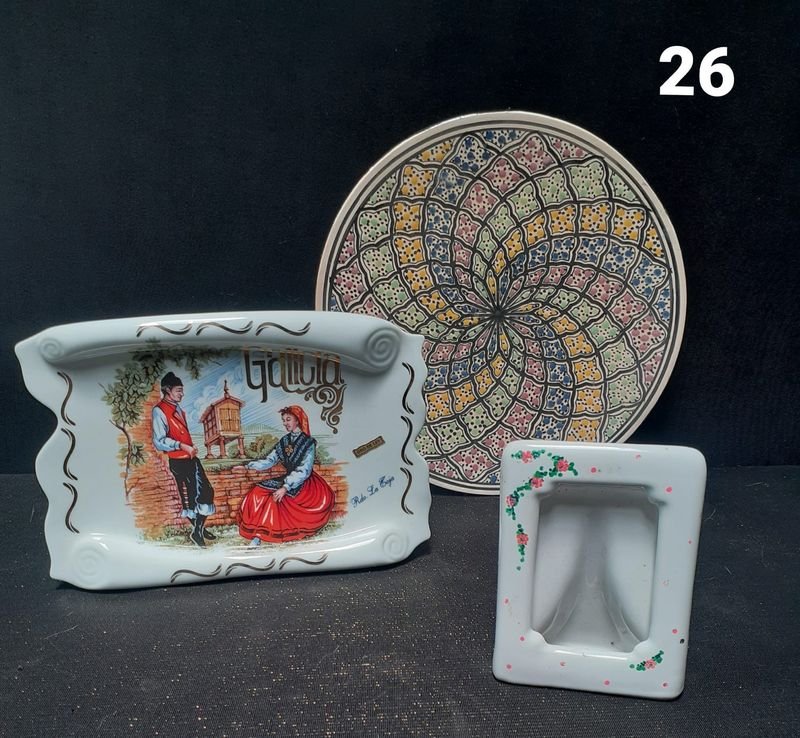 Lote siguiente: PLATO DECORATIVO PORTA RETRATO DE LOZA ETC