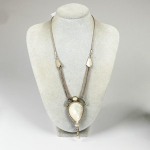 Elegante Cadena de Plata con Colgante de Nácar y Detalles Geométricos - imagen 1