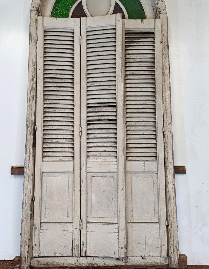 Puerta de madera con ventanas y marco - imagen 11