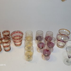 Cristalería Variada: Vasos, Copas y Florero con Detalles Dorados y Grabados - imagen 6