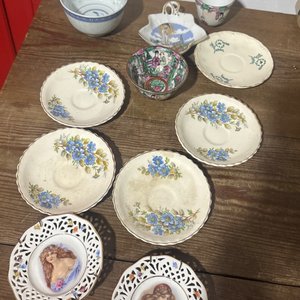 Lote siguiente: Lote de Platillos Ingleses y Tazas de Porcelana con Decoración Floral y Figuras