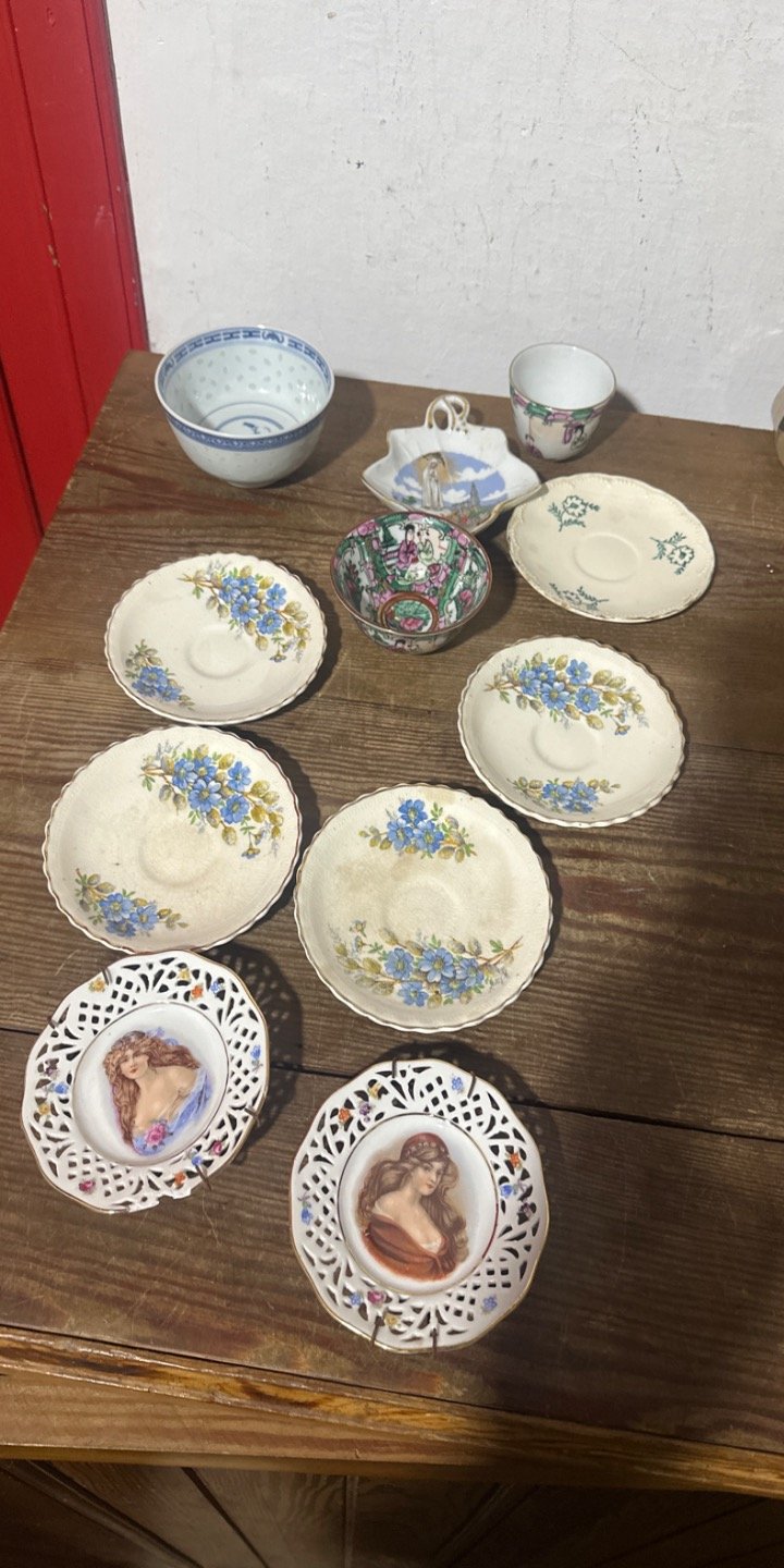 Lote de Platillos Ingleses y Tazas de Porcelana con Decoración Floral y Figuras