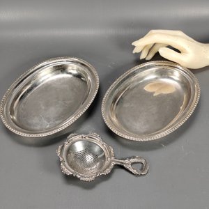 Par de Fuentes Ovaladas y Colador de Té en Metal Plateado - imagen 3