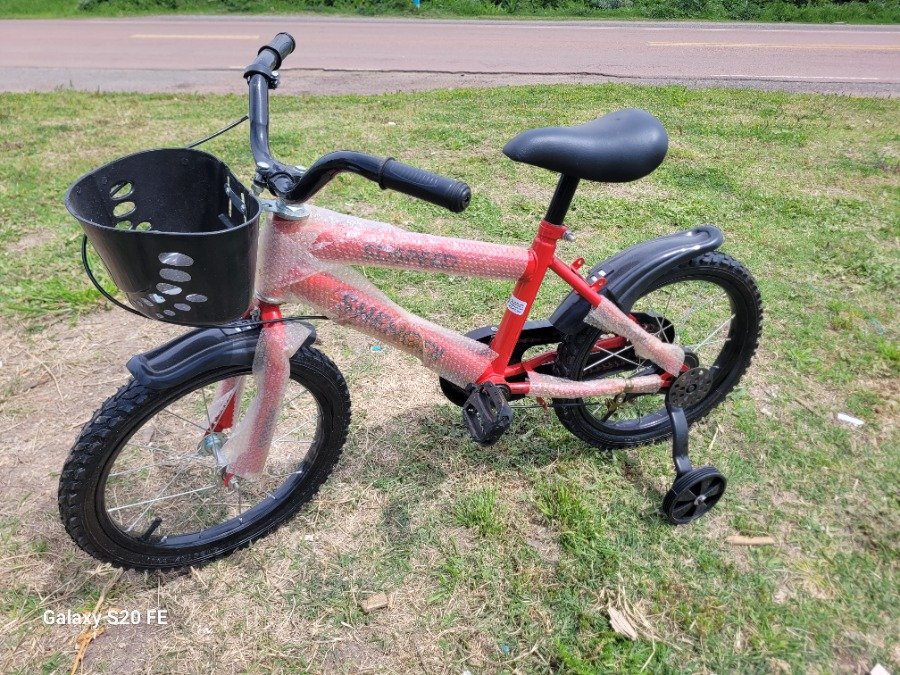 Bicicleta Infantil Roja con Canasto y Rueditas de Apoyo