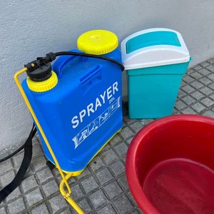 Pulverizador 20L, Batea Roja y Papelera Plástica - imagen 3