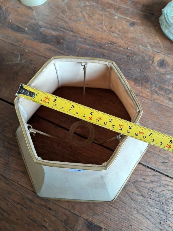 Lámparas de mesa con forma geométrica y detalles ornamentales - imagen 4