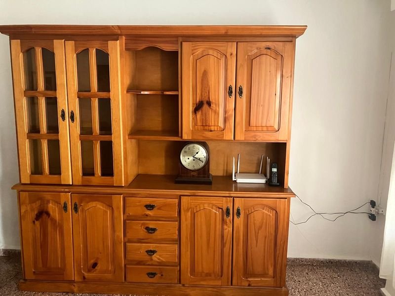 Gran Mueble de Cristalero-Madera con Relojes y Estanterías - imagen 4