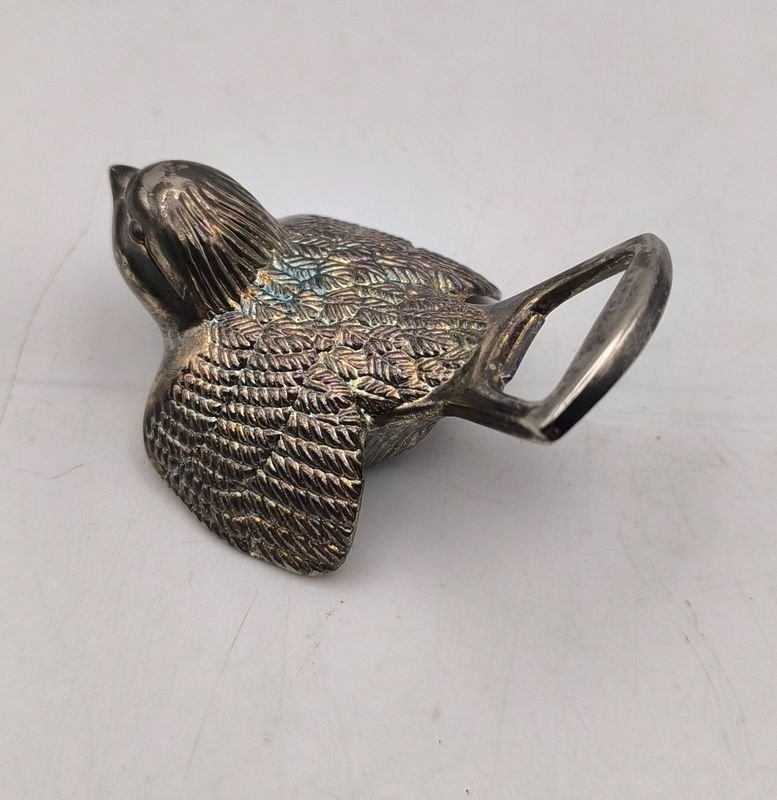 Figurita de ave en metal plateado para abridor de botellas - imagen 2