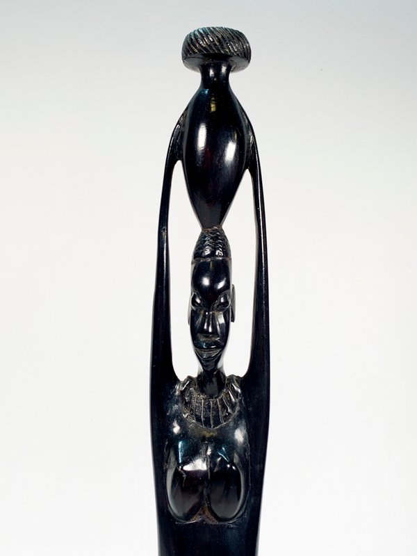 Escultura de madera africana talla desnudo con jarrón - imagen 2