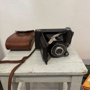 Lote anterior: Cámara Fotográfica Antigua Plegable con Estuche de Cuero