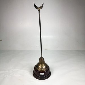 Lote siguiente: Mástil de Victoria "Coral" con Base de Madera y Metal