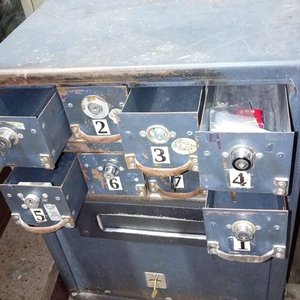 Caja Fuerte Antigua con 8 Cajones y Compartimento Central - imagen 2