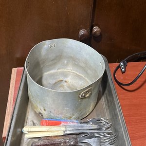Lote siguiente: Bandeja con Cubiertos Metálicos y Plásticos