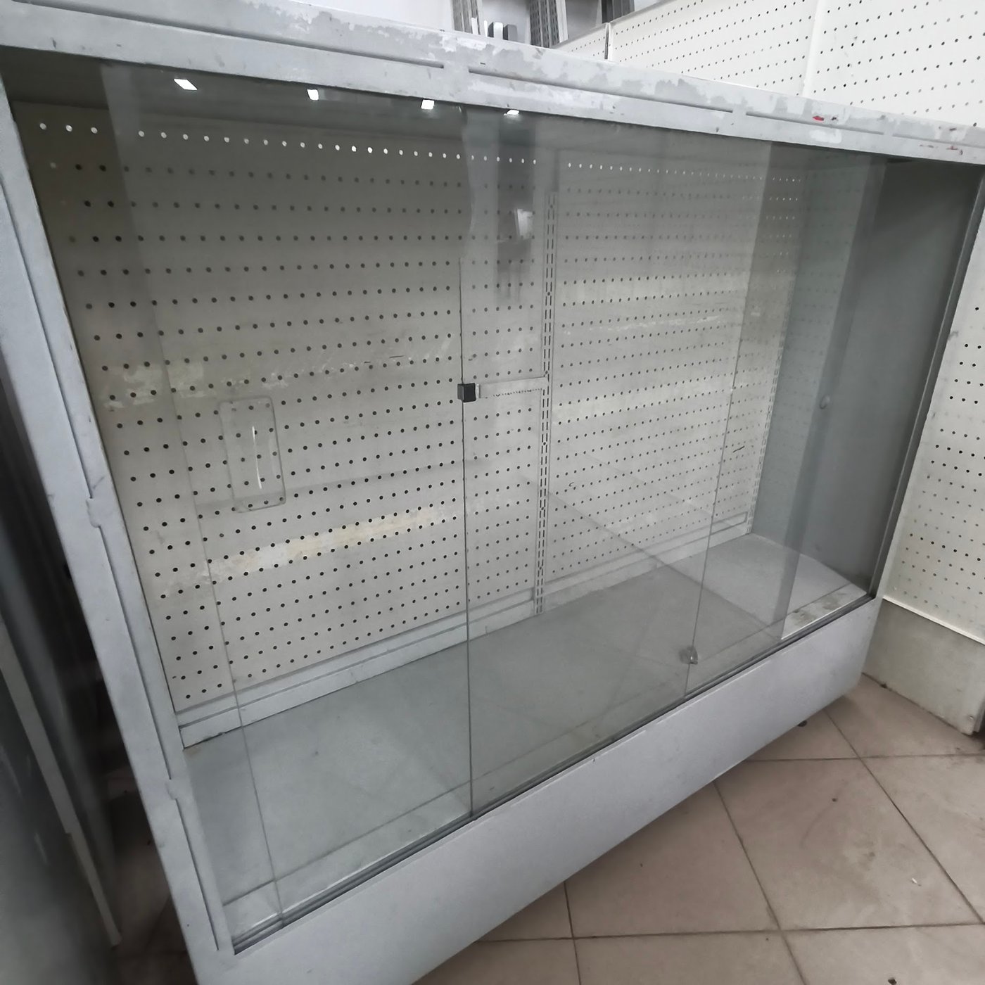 Vitrina Exhibidora Metálica con Frente de Vidrio
