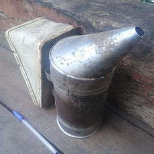 Lote siguiente: Ahumador de Apicultor Profesional de Metal
