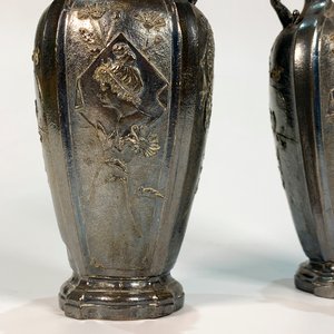 Par de Floreros Cónicos Metálicos Estilo Art Nouveau con Asas Laterales - imagen 3