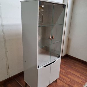 L 989 - Moderna vitrina de exposición con puertas de vidrio y estantes internos, ideal para lucir objetos o vajilla (Medidas 60x49x156cm) - imagen 3