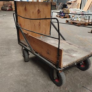 Carro de Transporte Metálico con Paneles de Madera y Ruedas Resistentes - imagen 2